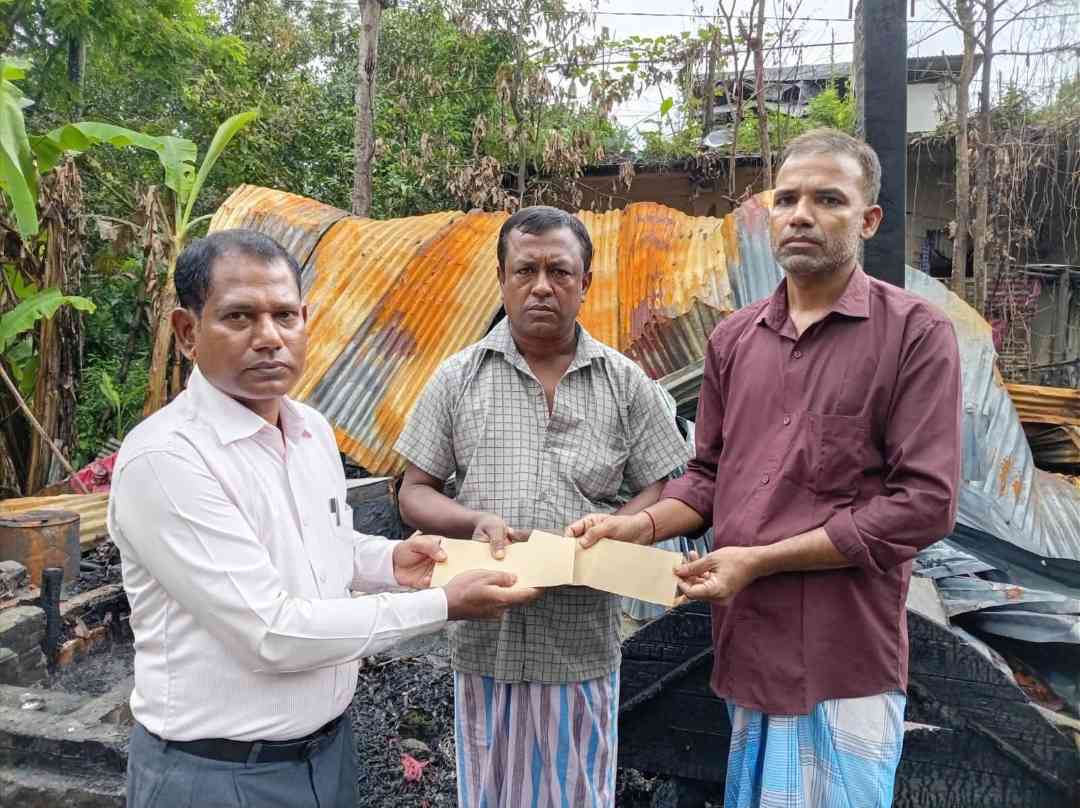 সনাতনী ওঁ সংবাদ পরিবারের পক্ষ থেকে অগ্নিদুর্গত পরিবারের জন্য আর্থিক সহায়তা প্রদান। 