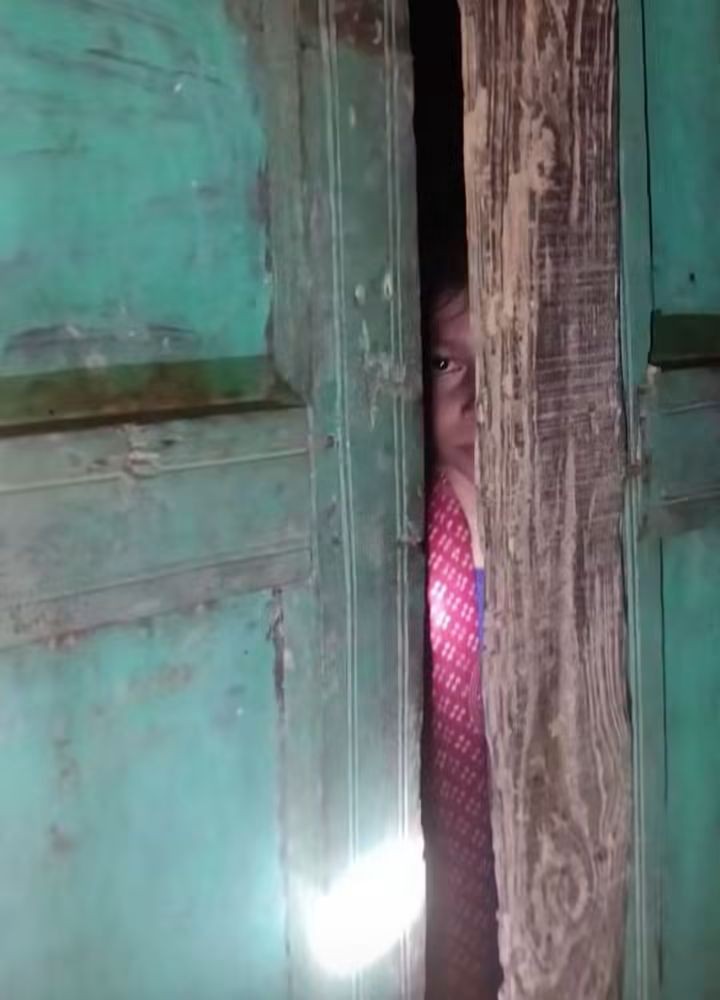 হাতিয়ায় হিন্দু পরিবারের ঘরের দরজায় বাইরে থেকে তালা, ভেতরে আটকা নারী ও দুই শিশু