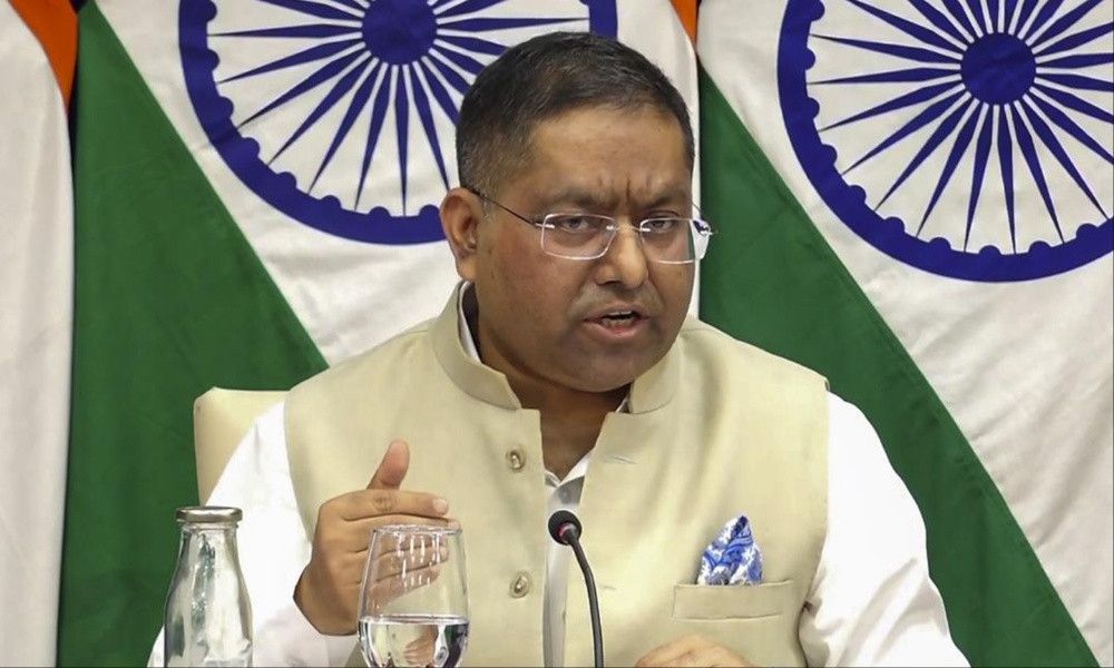 ইমিগ্রেশন বিতর্কে অনুমতি পেয়েও কেন ঢাকা ফিরলেন উপদেষ্টা? দিল্লির জবাব 