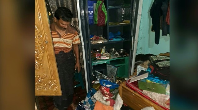  ভট্টাচার্যকে রড দিয়ে পেটায় ডাকাতেরা, ব্যাংক থেকে তোলা টাকা, স্বর্ণালংকার লুট